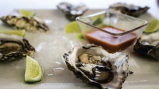 restaurants eat oysters cancun Sirenas Raw Bar